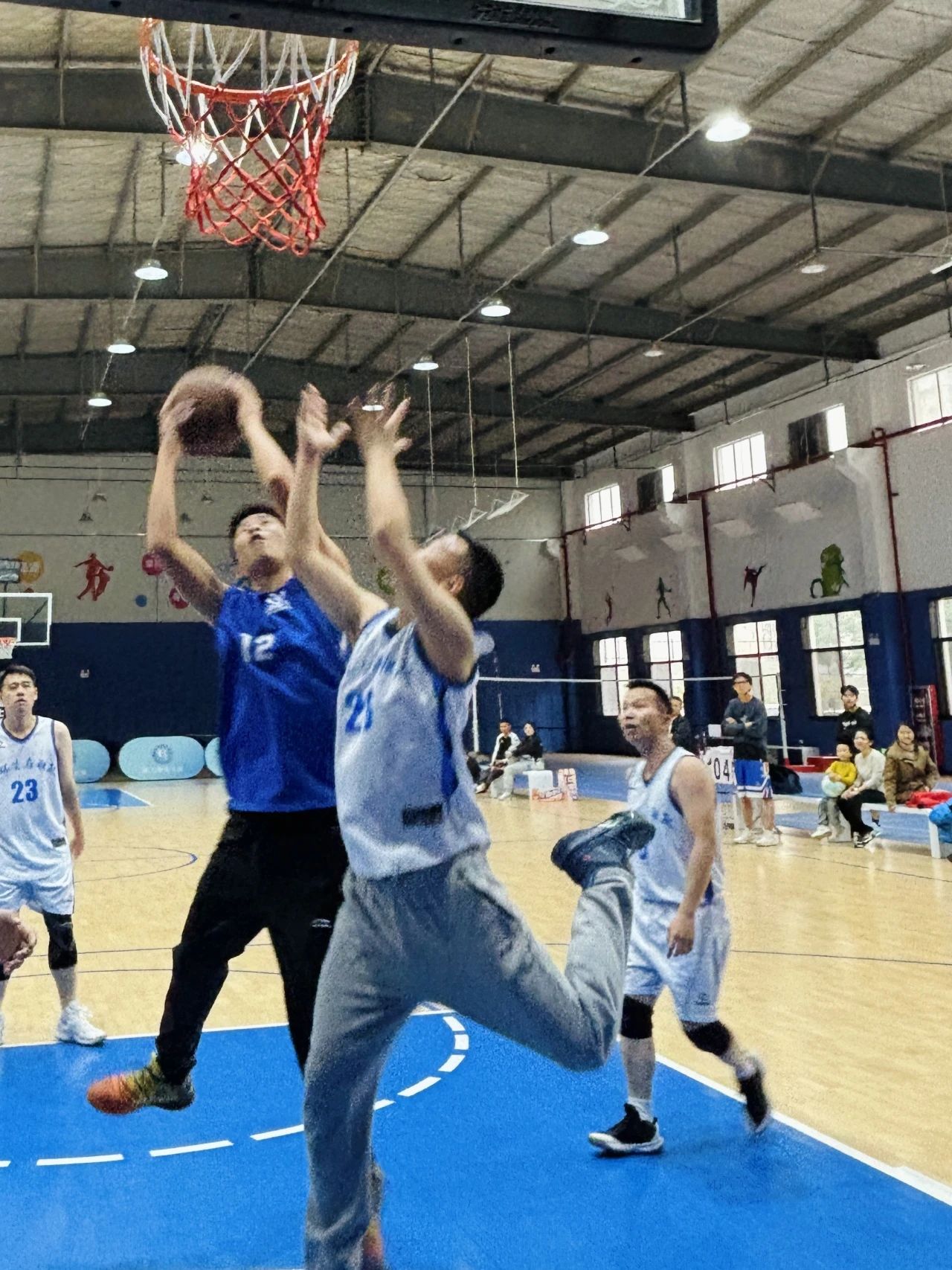 “以球結(jié)緣促交流，友誼籃球展風(fēng)采” —挺進環(huán)保與江西省第七地質(zhì)大隊開展友誼籃球賽