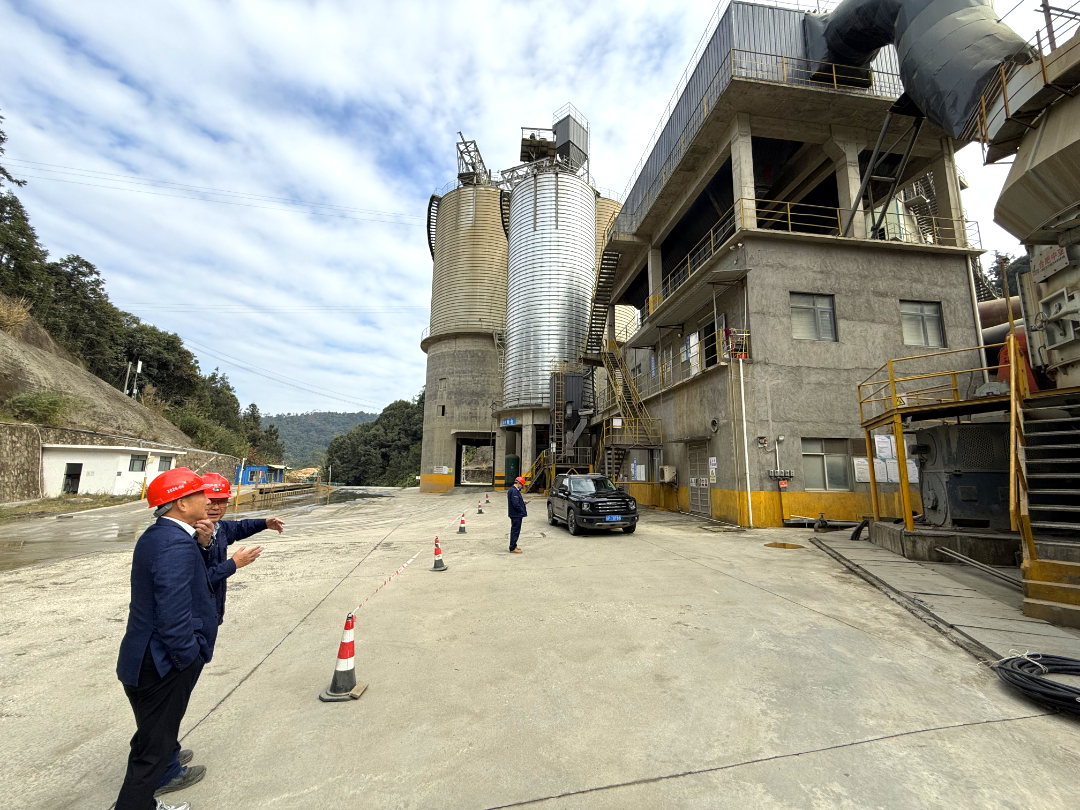集團(tuán)董事長(zhǎng)、總裁李平深入天高礦業(yè)新材料產(chǎn)業(yè)園天宏科技公司調(diào)研